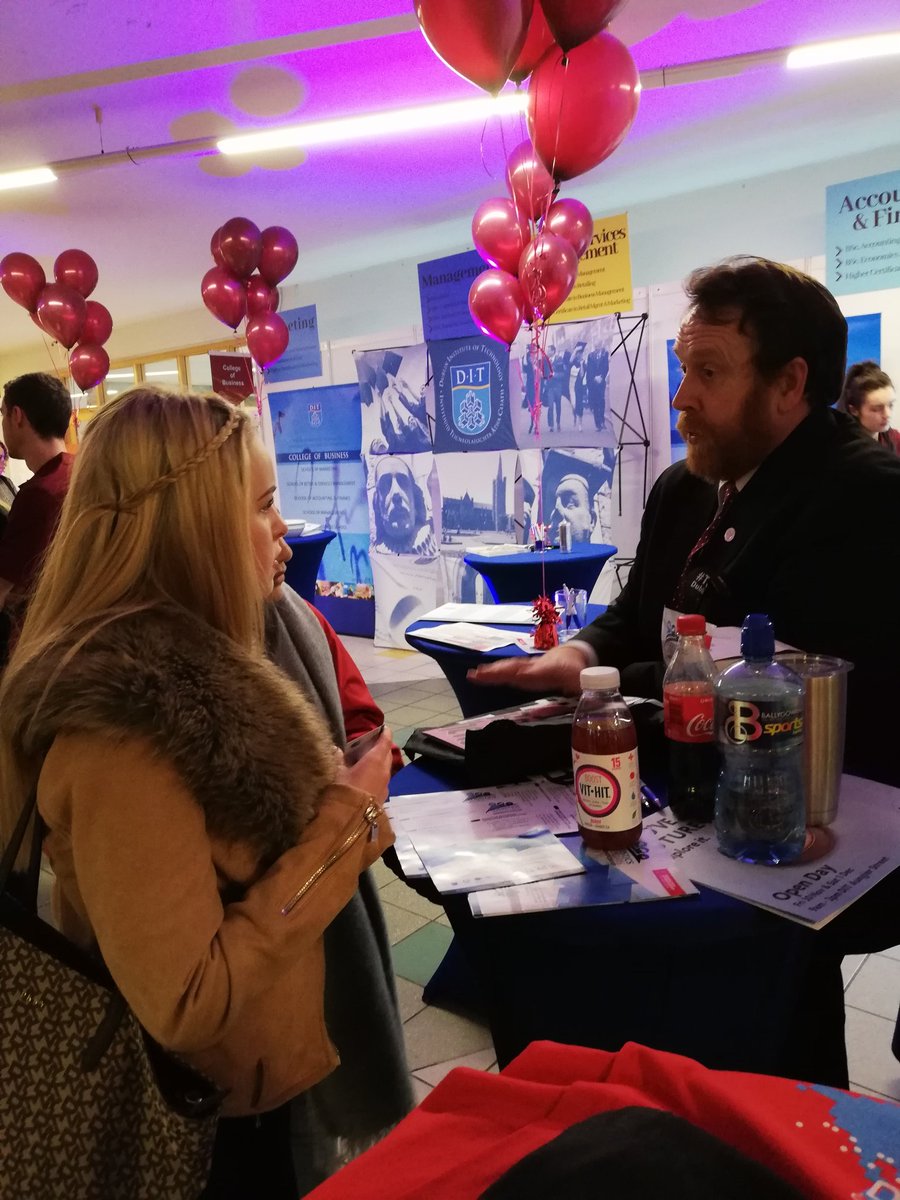 LogisticsAssoc1's tweet photo. Promoting #logisticsassociate #apprenticeship in @ditofficial with Declan Allen at #DITOpenDay event https://t.co/8tMlkXPqQH