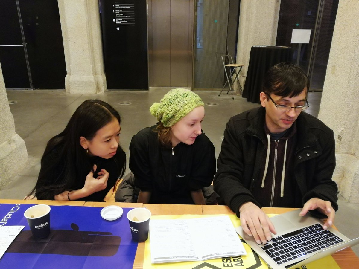 springbackmag's tweet image. Part of #Springbackmag team is t  @CondeDuqueMAD in #Madrid at #CertamenCoreográfico @ccoreomadrid.  @sanj0yr0y reviewing texts with &apos;Palabras en movimiento ll&apos; class. #Expandingmovement #Expandingcriticism