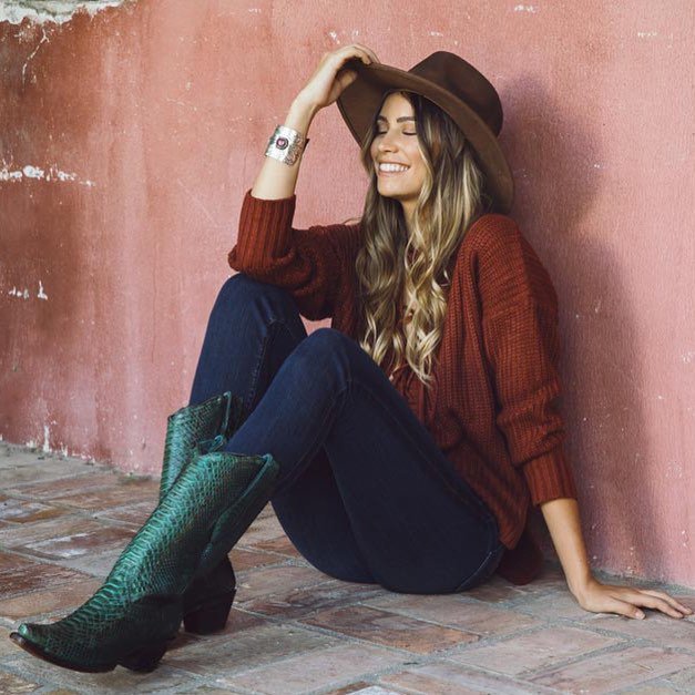 Smiling cause it's Friday in our #alebyalessandra hat, <a href="/CountryOutfittr/">Country Outfitter</a> : bit.ly/2vfntlI