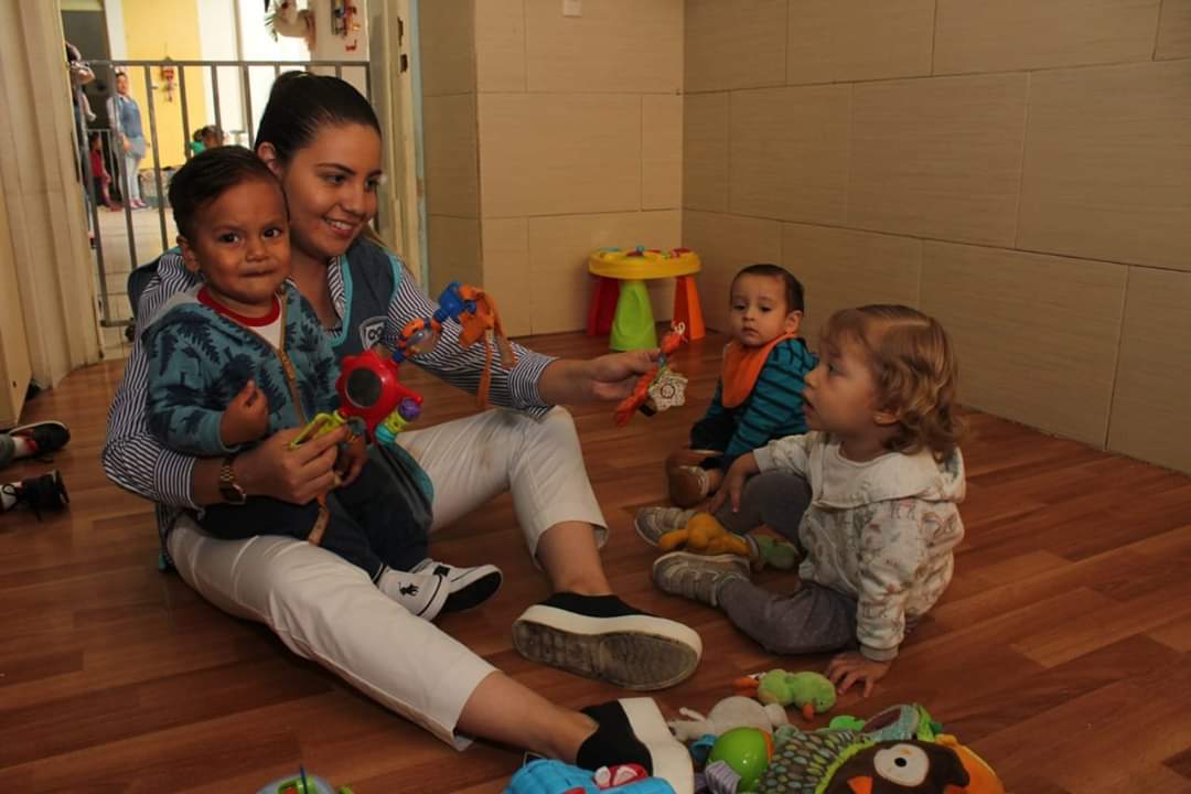 Gloria_RojasM's tweet photo. Casi seis años de trabajo conjunto entre responsables y maestras de #EstanciasInfantiles, esto con un sólo objetivo: dotar a nuestros 17 mil niños y niñas jaliscienses beneficiarios de este programa de las herramientas necesarias para que logren sus sueños.
#SedesolPresente https://t.co/NCrtdGqetJ