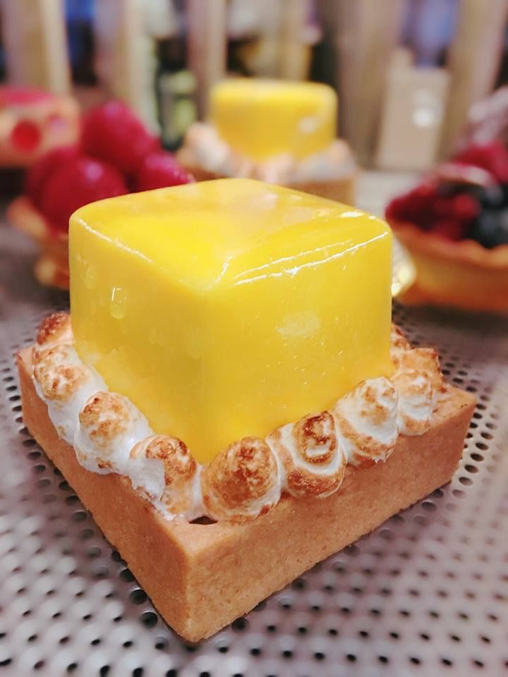 Sweet Friday. Envie d'une douceur? Craquez pour la tarte au citron meringuée revisité par notre Chef Pâtissier !