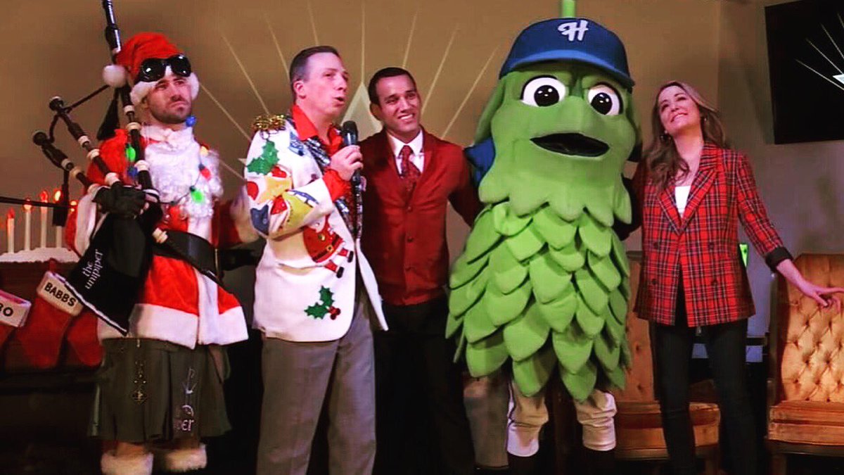 JoeVFox12's tweet image. Just wrapped up an early Xmas present: The #OnTheGoWithJoe Holiday Special! Join me, @TonyStarlights @TheUnipiper @brookeolzendam &amp;amp; @BarleytheHop as we celebrate the season and revisit my favorite stories from 2018. Catch it Saturday, Dec. 8 10 PM on @fox12oregon ! 🎁 🎄