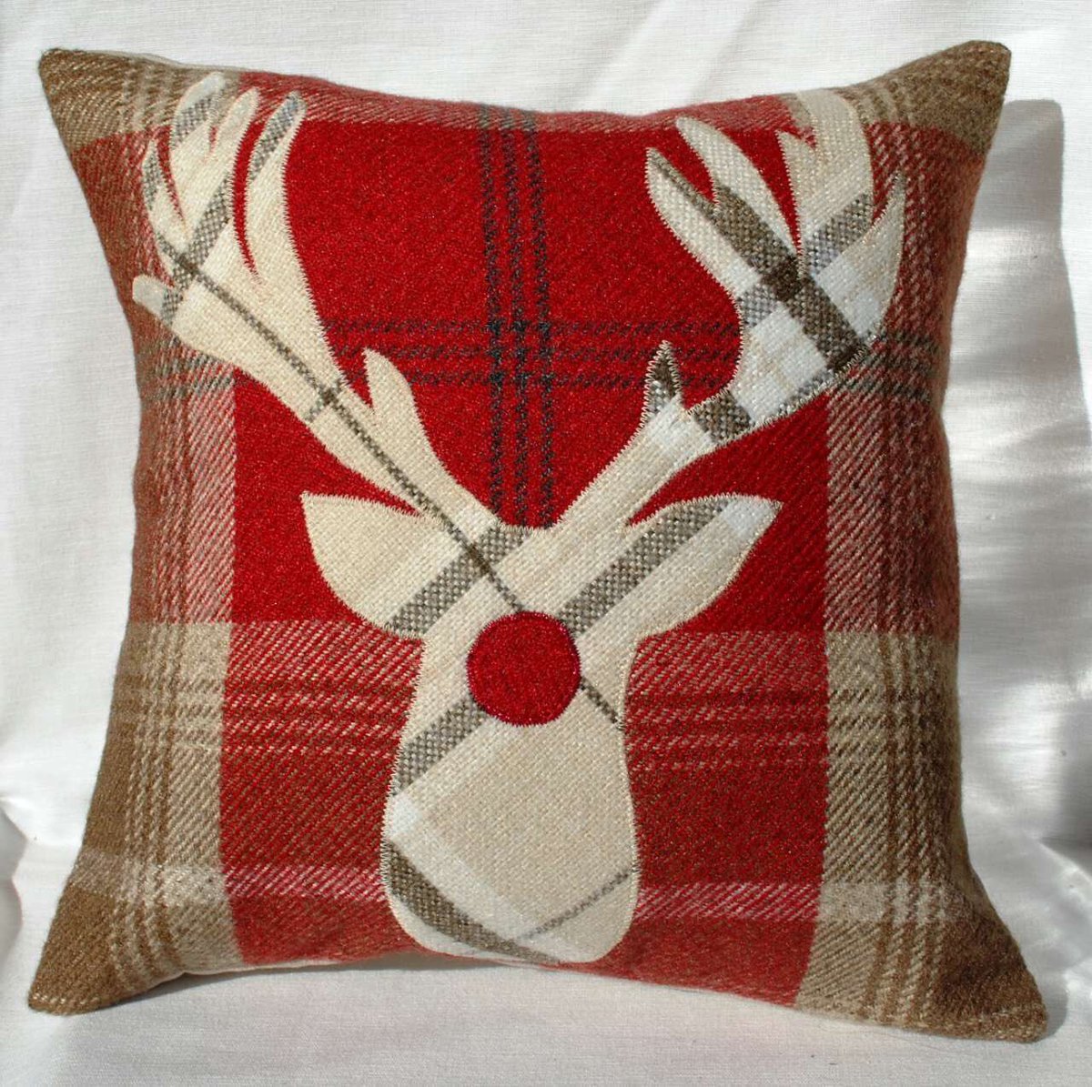 ThistleSewNice's tweet photo. Rudolph's red nose can light up your room, too!

#christmas #xmas #rudolf #rednosedreindeer #reindeer #stag #deer #christmaseve #xmasgiftideas #christmasdecorations #ChristmasDay #christmasdecor #christmascushion #shoponetsy #handmade #madeinScotland #christmasgifts #onlinecraft https://t.co/VUjHzhsPgN
