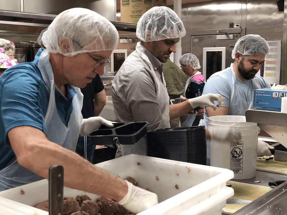 CLAFamilyLaw's tweet image. On 11/16 @CALawyersOrg #FamilyLawSection Executive Committee donated its time &amp;amp; energy at @ProjAngelFood. The org cooks &amp;amp; delivers over 500,000 nutritious meals each year, free of charge, to the homes of men, women, &amp;amp; children affected by life-threatening illnesses. Great time!