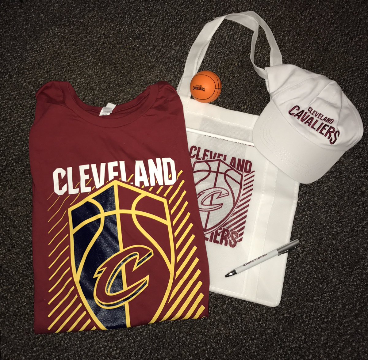 BGSUSMA's tweet photo. ICYMI here are some of the items we will be raffling off at our December General Meeting! For all the items, head over to our Instagram page. $1 for one ticket or $5 for 10 tickets! #SMAzing https://t.co/WbRhVuTf7U