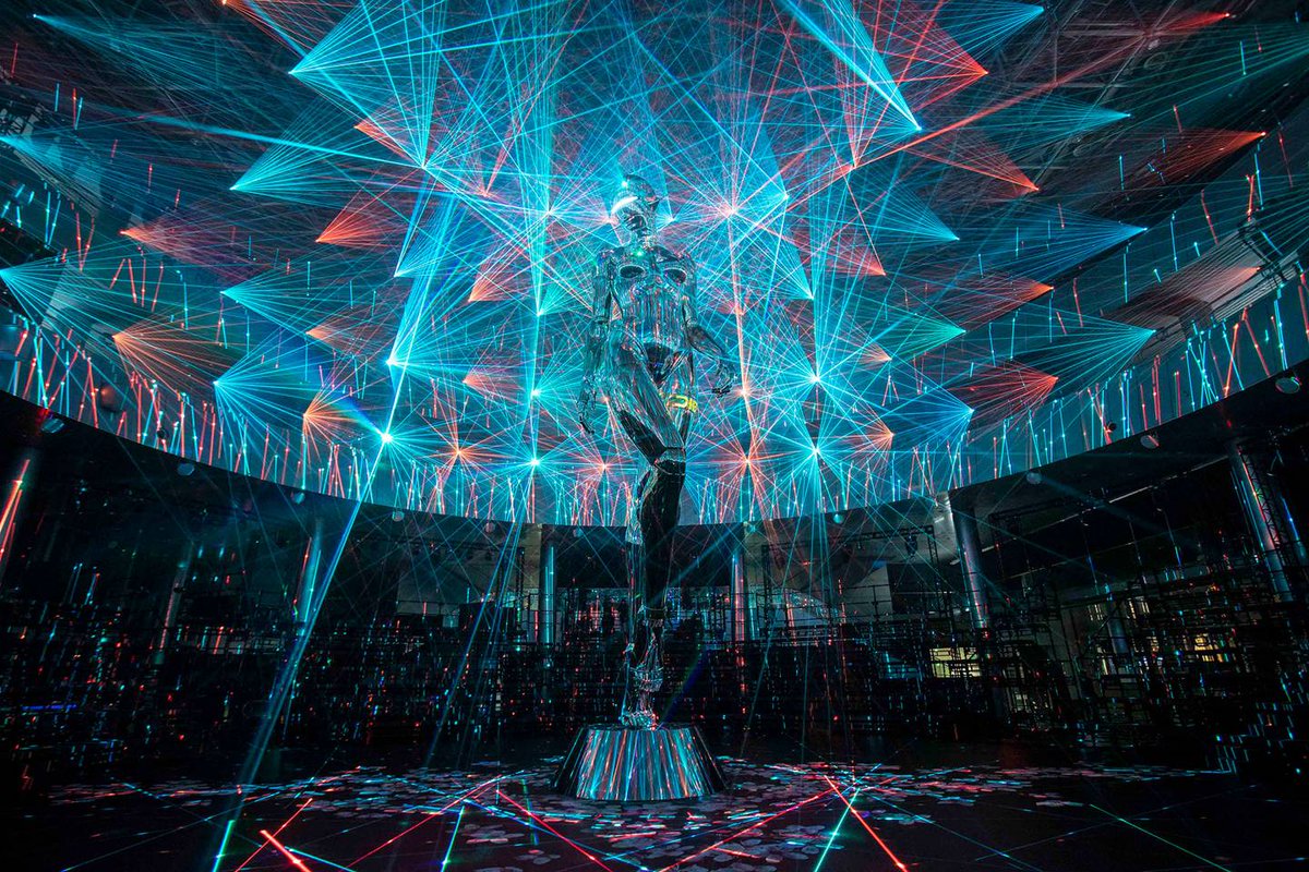 tanukimusic's tweet image. The Hajime Sorayama sculpture (36-ft tall) at Dior's fall collection show today is really something else