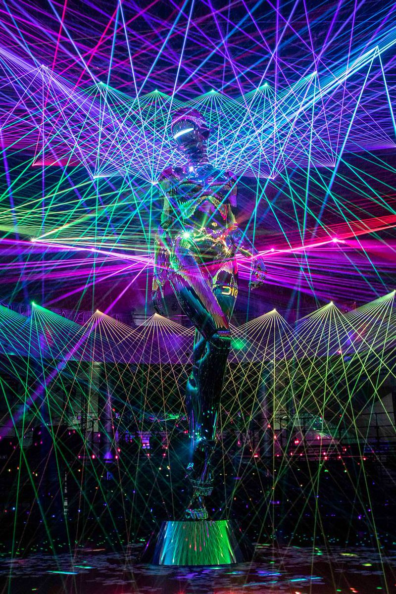 tanukimusic's tweet image. The Hajime Sorayama sculpture (36-ft tall) at Dior's fall collection show today is really something else