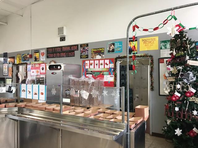 FUSDFoodService's tweet photo. Fontana middle school cafe is ready for the holidays! Served 414 students breakfast this morning! https://t.co/aHAl4CeRu0