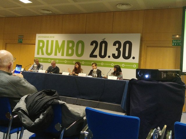 ACAenCONAMA's tweet photo. Debate: El futuro del #diesel y la #descarbonización del #transporte
#AE6 #Movilidad #Conama2018 #Rumbo2030 #ACAenConama @ACAmbientales @info_conama
https://t.co/oCpuar7TPR https://t.co/SCaJCZrt8y