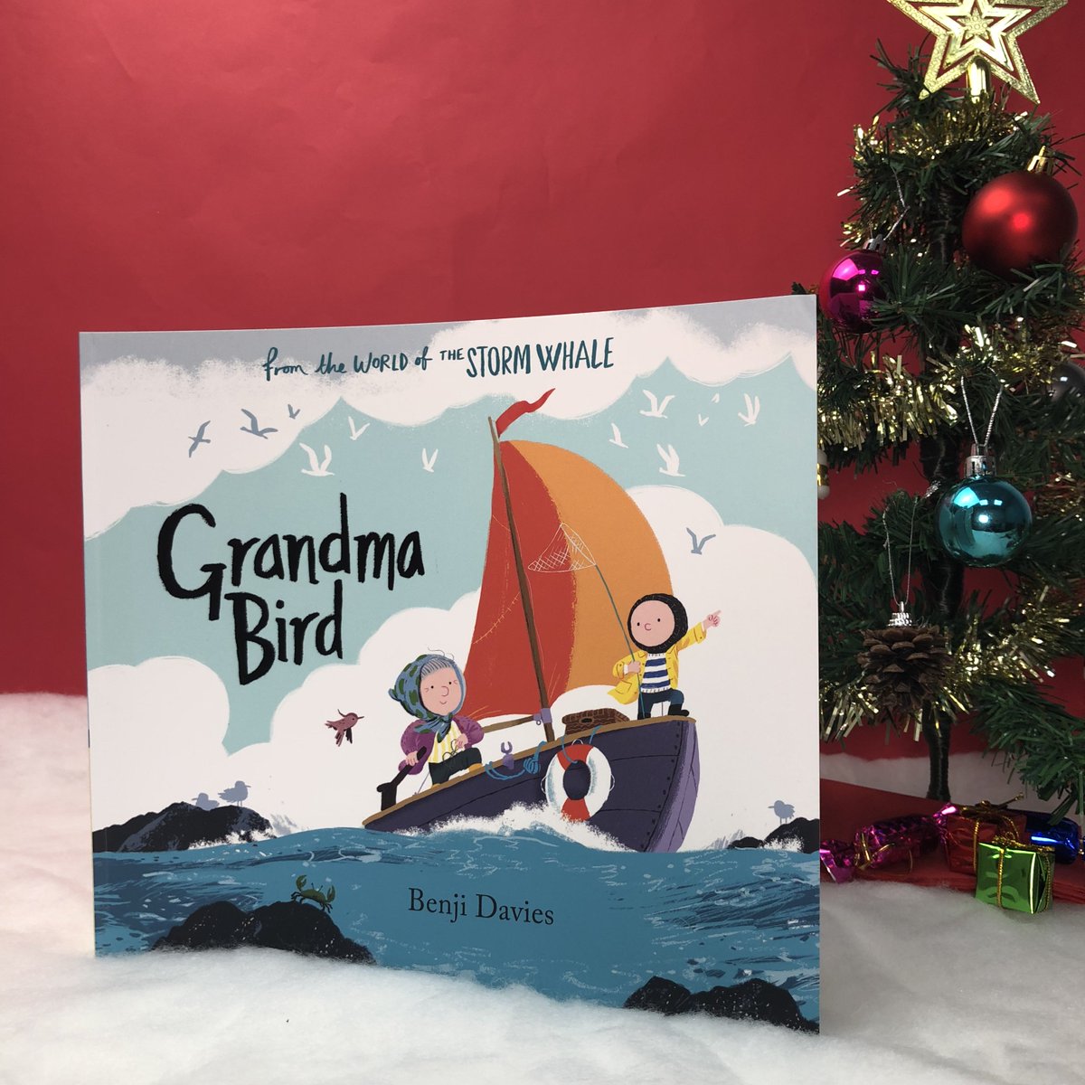 simonkids_UK's tweet image. 🎄COMPETITION🎄
Day 3: Win a copy of Grandma Bird the new picture book from @Benji_Davies

Noi returns to spend some quality with his Grandma, getting swept up in a dramatic rescue that will mark the beginning of a new friendship.

Like and RT to enter