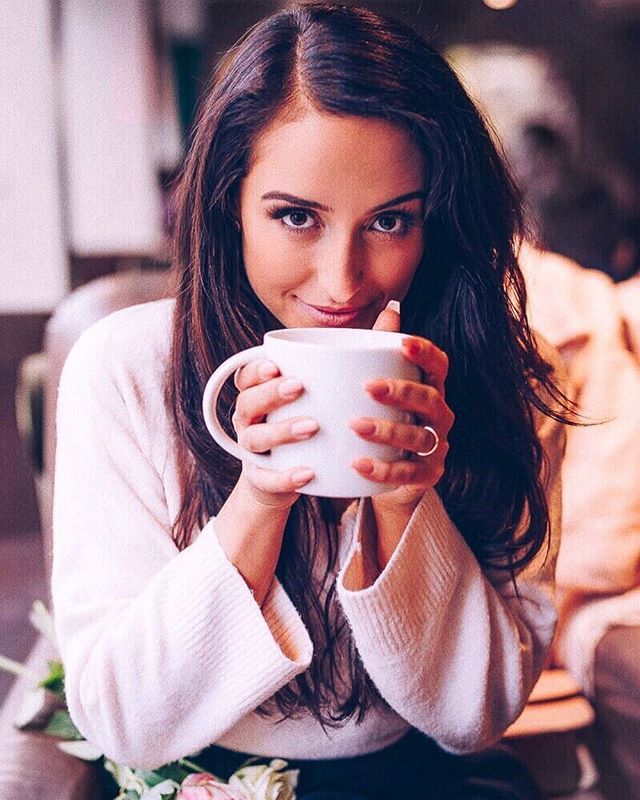 Chai Tea Latte 😍 mein absolutes Lieblingsgetränk im Winter - neben Glühwein 😜☃️ Schönes Wochenende euch ♥️ .
.
. 
#oodtgals #cybercorner #stylegoalez #hairsandstyle #prettylittleiiinspo #fashionaddict #styleinspo #girl #me #germangirl #badcannstatt #… ift.tt/2rdGoMR