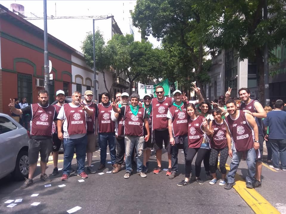 MPLHChavez's tweet photo. #BuenViernes #AHORA por salir a la marcha #FueraG20 #FueraElFMI nos oponernos a este modelo de hambre, ajuste y represión que propone el Gobierno neoliberal que tenemos. Nosotrxs no aflojamos, como decía el comandante aquí no se rinde nadie @ATECapitalOk La unidad es el camino https://t.co/FlDJjEf53l