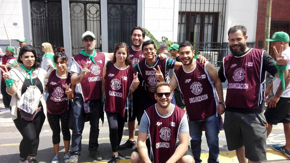 MPLHChavez's tweet photo. #BuenViernes #AHORA por salir a la marcha #FueraG20 #FueraElFMI nos oponernos a este modelo de hambre, ajuste y represión que propone el Gobierno neoliberal que tenemos. Nosotrxs no aflojamos, como decía el comandante aquí no se rinde nadie @ATECapitalOk La unidad es el camino https://t.co/FlDJjEf53l