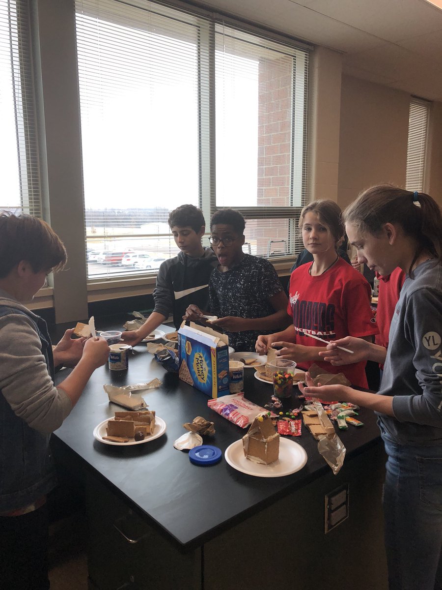 CoachElliott14's tweet photo. #8BlueCrew making graham cracker houses to celebrate making honor roll last six weeks! #FRMSTroopers https://t.co/qd0cyihfEr