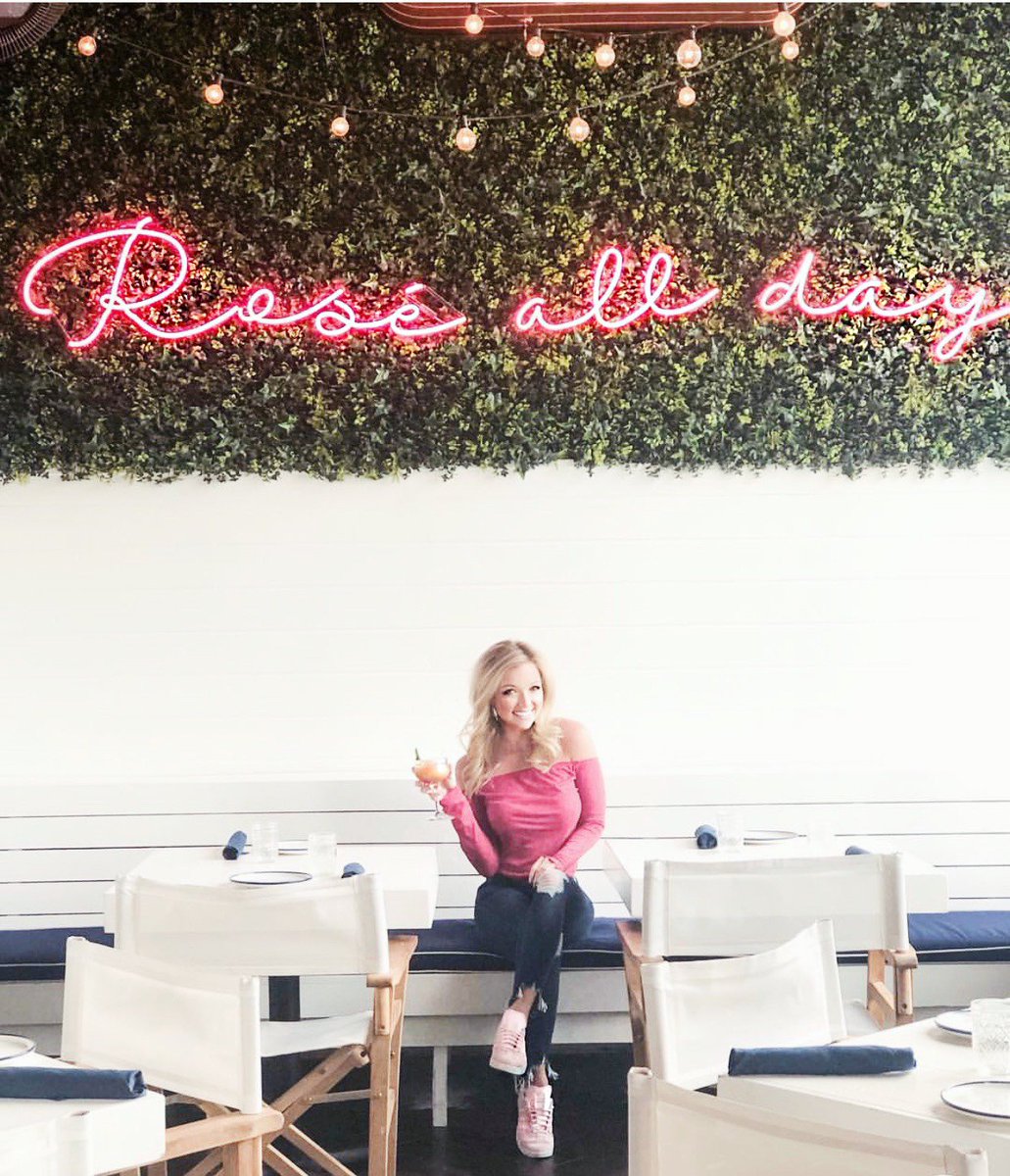 Pretty in Pink 🎀🥂
-
-
-
-
 #chicago #thehamptonsocial #rivernorth#streeterville #burrridge #besocial #cheers#roséallday #rosé #bestie #red #escape #fall#travel #destination #cocktaile #seafood#fresh #wine #beer #foodie #cravings