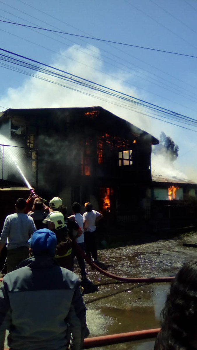 EmergenciaE's tweet photo. Ha esta hora incendio en Puerto Varas

Se ingorma incendio declarado en pasaje 4 esq. Manzanal esto en Puerto Varas hasta el momento van 2 viviendas afectadas informacion en desarrollo https://t.co/rYRcyWGznE