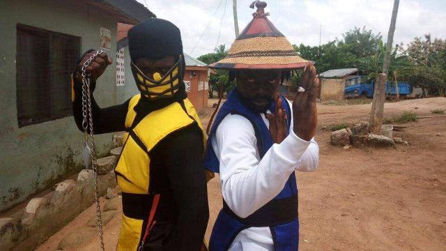 cinecutre's tweet photo. En Ghana también rodaron su propia versión de "Mortal Kombat". Aquí tenemos a Jax con sus poderosos brazos cibernéticos, construidos con una aleación de escayola y cinta de carrocero.

Esto y más en "Cinecutre en Vivo", 2 de diciembre en @salaelchicofeo https://t.co/ddqOASSykD https://t.co/qGdRH7w1mX