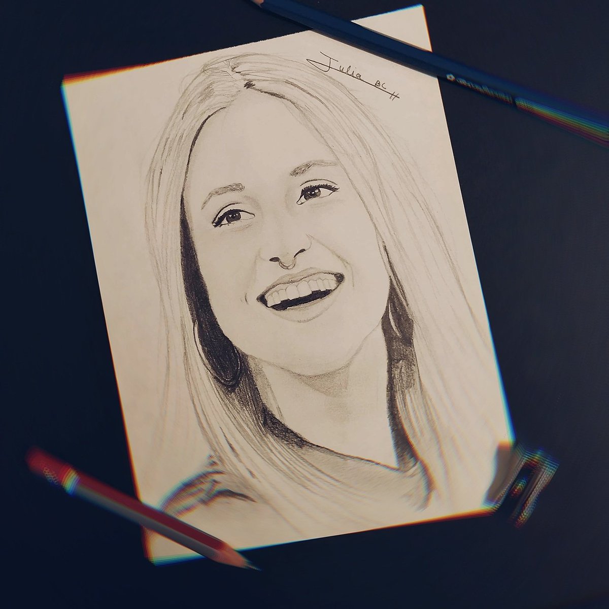 JuliaBrage's tweet photo. Nuestra Mari tmb tiene el suyo, ganas de que mñn esté en tus manos @mariaot2018 💜💜💜🍻🍻🍻 (retrato express) #mariaot2018 #lamari #retratOT #express #firmaot2018 #oviedo #drawing #OT2018 #OTDirecto30NOV https://t.co/LzYMMTQNlX