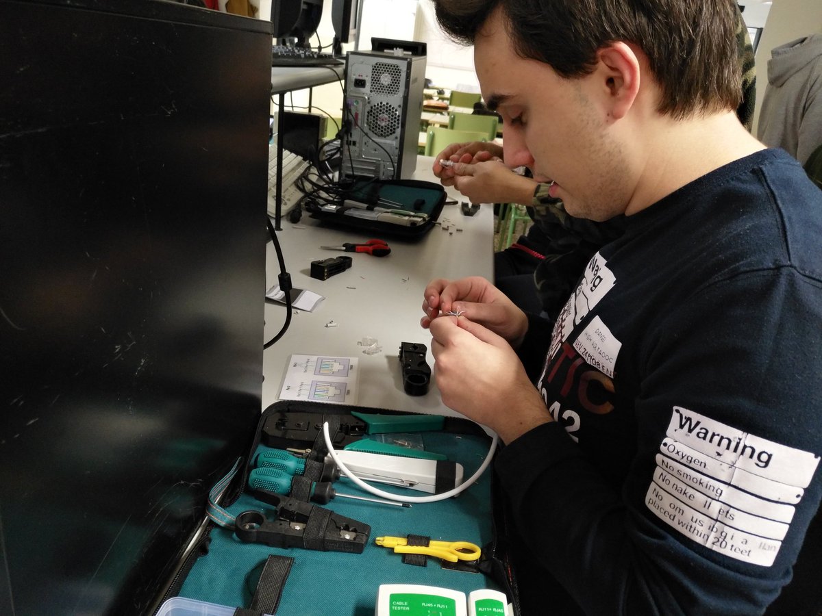 RuthProfeGf's tweet photo. Los alumnos de 1°SMR practicando cable de red para el próximo examen. Los mejores tiempos han sido de...
-Pablo: 6,25'
-Carlos: 9'
Jose Miguel: 11,33'
! Ánimo a todos para la siguiente! https://t.co/pyRcYULyoX