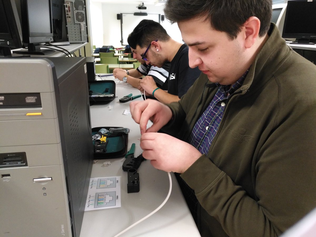 RuthProfeGf's tweet photo. Los alumnos de 1°SMR practicando cable de red para el próximo examen. Los mejores tiempos han sido de...
-Pablo: 6,25'
-Carlos: 9'
Jose Miguel: 11,33'
! Ánimo a todos para la siguiente! https://t.co/pyRcYULyoX