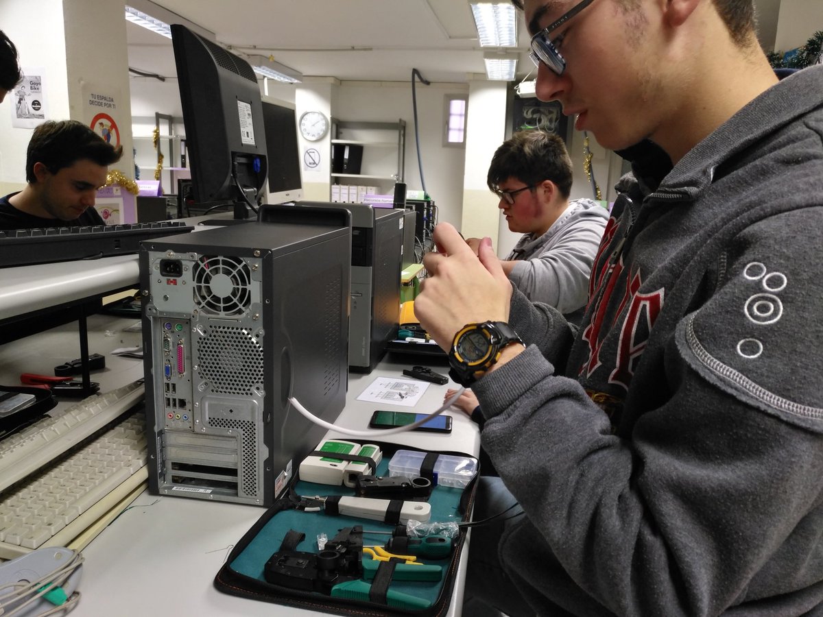 RuthProfeGf's tweet photo. Los alumnos de 1°SMR practicando cable de red para el próximo examen. Los mejores tiempos han sido de...
-Pablo: 6,25'
-Carlos: 9'
Jose Miguel: 11,33'
! Ánimo a todos para la siguiente! https://t.co/pyRcYULyoX