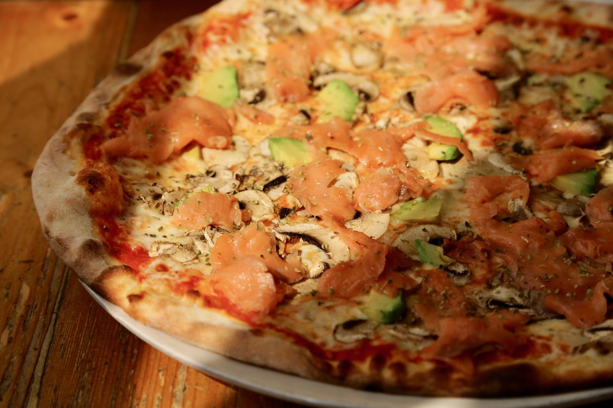 DearPizzaUK's tweet photo. Smoked salmon and avocado pizza! It’s good. 
#dearpizza #pizza #pizzeria #londonpizzeria #highbury #islington #italian #foodie #londonfoodies #italianfood #london #londonfoodie #restaurant #timeout #timeoutlondon #authentic #delicious #smokedsalmon #avocado #salmonavocado #avo https://t.co/YAMFZ6cs5o