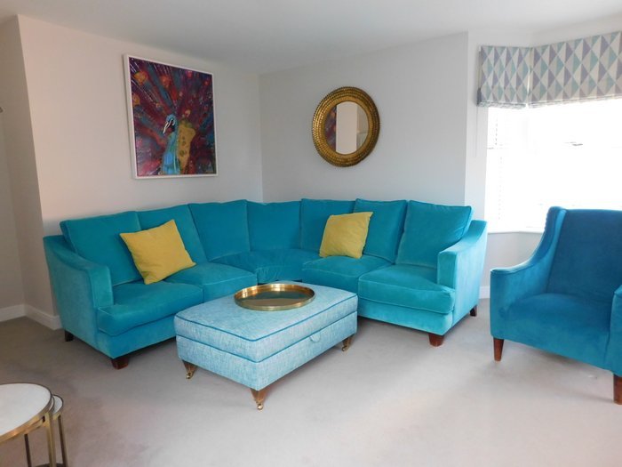 jmdesign_uk's tweet photo. Lounge completed early this year - bespoke sofa @sofasandstuff creates a bright and airy feel. #bespokefurniture #loungeinspo #realhomes #velvetsofa #velvet #interiordesign #lovemyhome #bluerooms #turquoise #southeastlondon #interiordesigner https://t.co/Jw8OG5gbBD