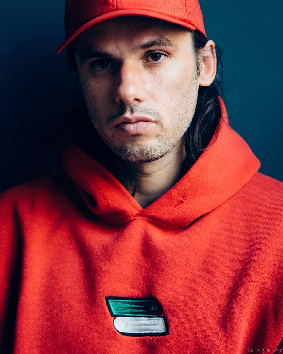 Punchline_Orel's tweet photo. "Jveux laisser une trace, laisser une marque
Que tu puisses porter mes t-shirts fièrement
Qu'on m'prenne dans les bras aux enterrements
Savoir pleurer, dire: Je t'aime tellement
Plus voir l'amour comme une sorte de légende
Jveux apprendre à profiter du présent"
Orelsan - Epilogue https://t.co/Qriy9fE1B3