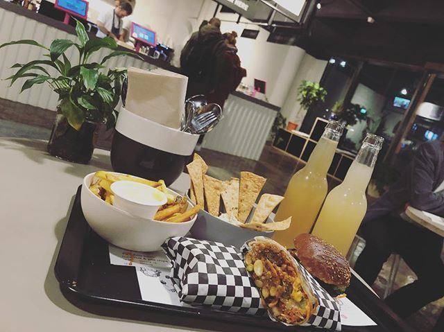 Dieke's tweet photo. Vaker in #Rotterdam nu dus ook vaker eten in nieuwe hippe tentjes 🎉! #vegan #foodporn @jackbeanfood https://t.co/jBFYHAcpDM https://t.co/zcLXmaEpPt