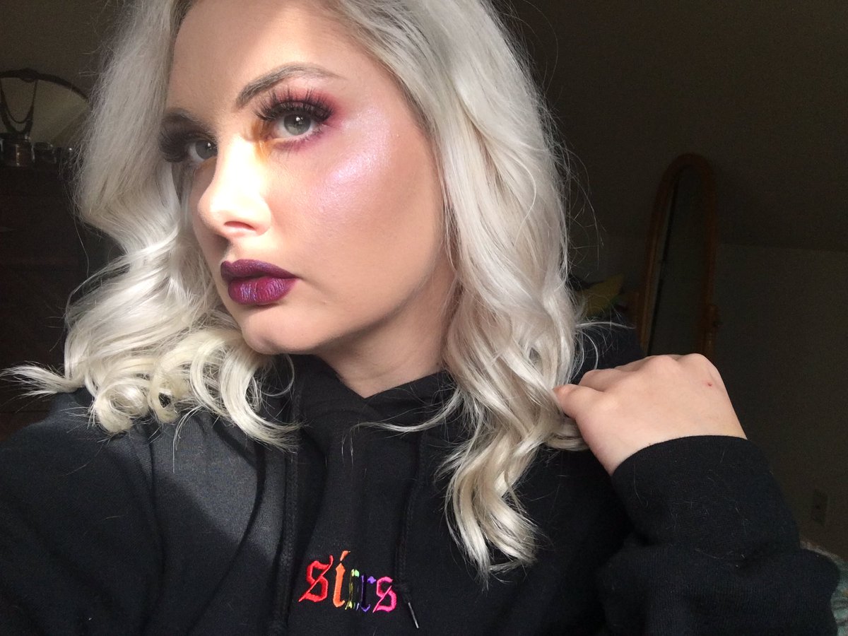 rollerskateees's tweet image. Okay, but can we appreciate the shade Artistry as a highlight 😍
@jamescharles @MorpheBrushes 
I’m not even using a filter 😱