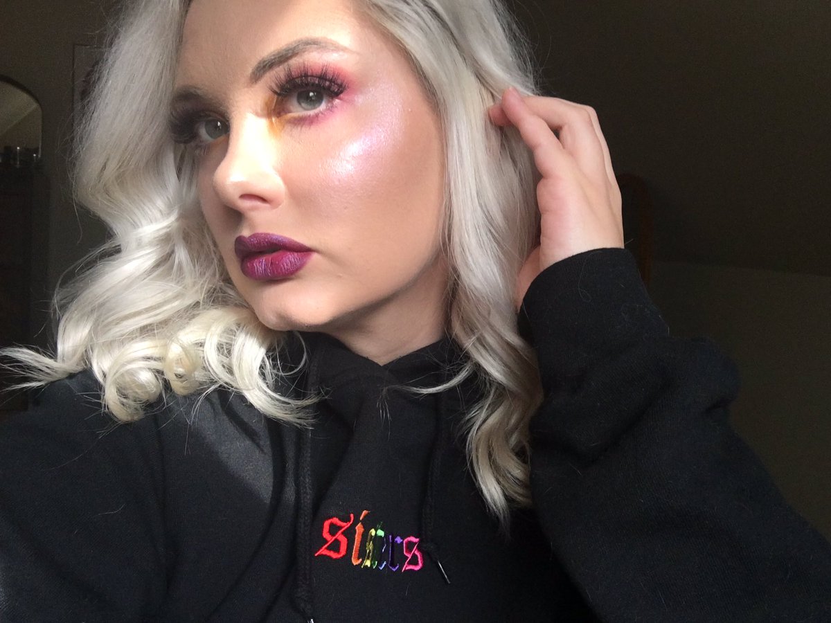 rollerskateees's tweet image. Okay, but can we appreciate the shade Artistry as a highlight 😍
@jamescharles @MorpheBrushes 
I’m not even using a filter 😱