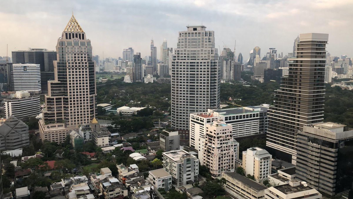 antoniorozco's tweet photo. #Bangkok ciudad de contrastes con estas vistas increíbles desde mí habitación en @Banyan_tree 🏙 gracias por cuidar de mi como lo haría mi madre 😜 https://t.co/HDQbSNB6Bf