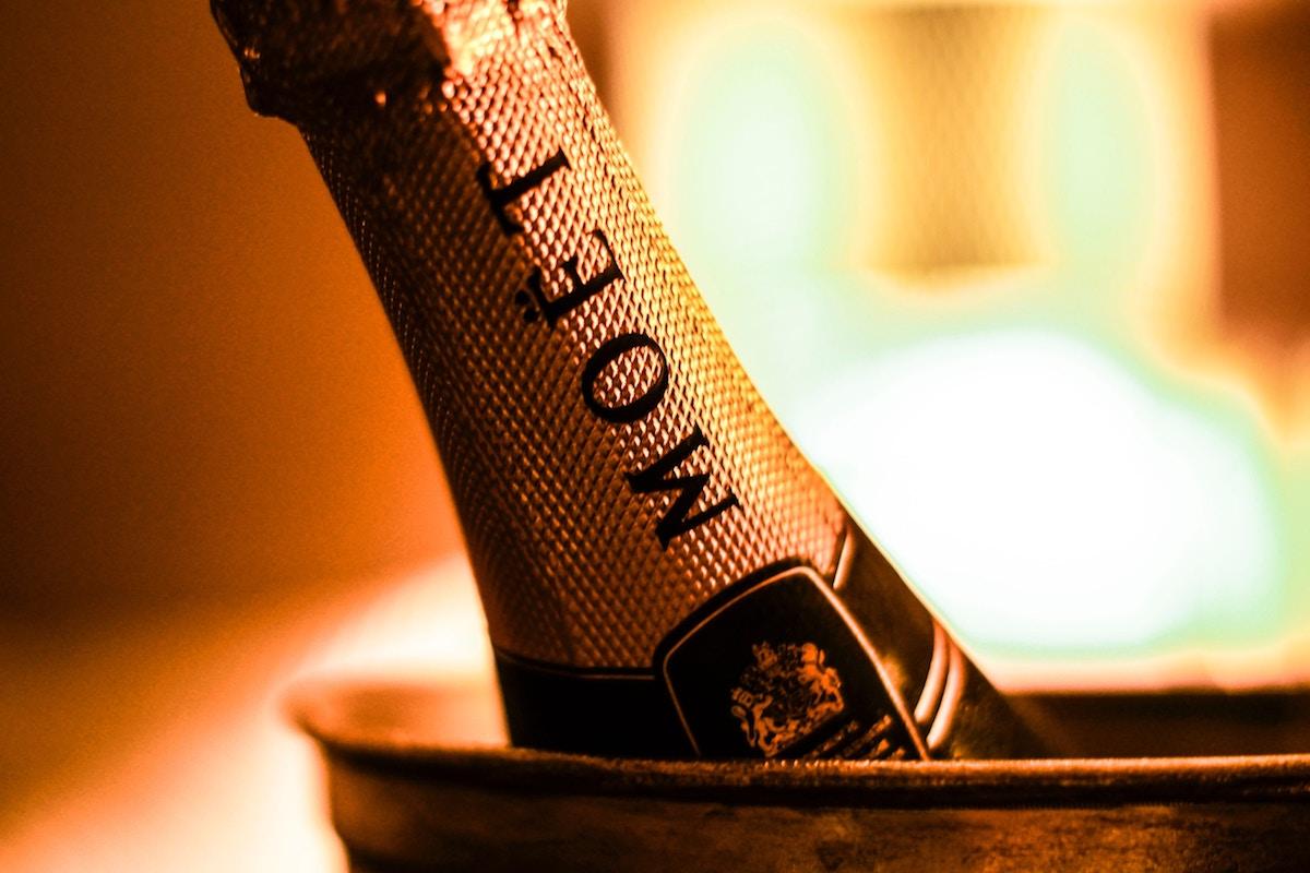 ParisVegas's tweet photo. Toast to the holidays 🥂 with a champagne tasting hosted by @moet &amp; Chandon, featuring the legendary Dom Perignon at #EiffelTowerRestaurant. Dec 18th.

 Reserve your spot today : https://t.co/3jZykBPSec https://t.co/R2Tt1e4DEq