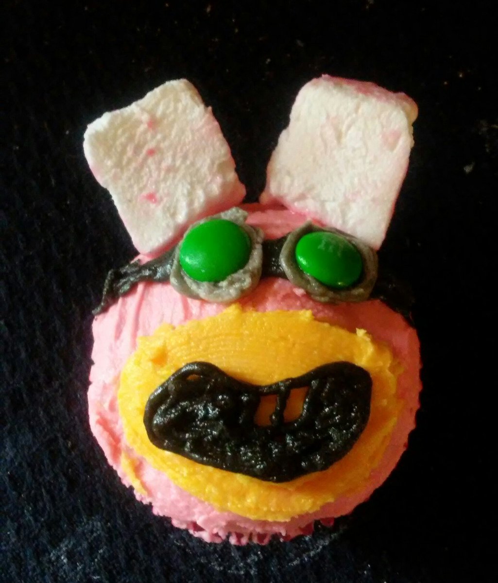 _gentledolphin_'s tweet photo. Here's my entry for the PHB's November Community Creations. I made Dr. Hare Carrot Cupcakes! @Poptropica_Help @Poptropica #cupcakes #poptropica #drhare https://t.co/p37w9sYhHD