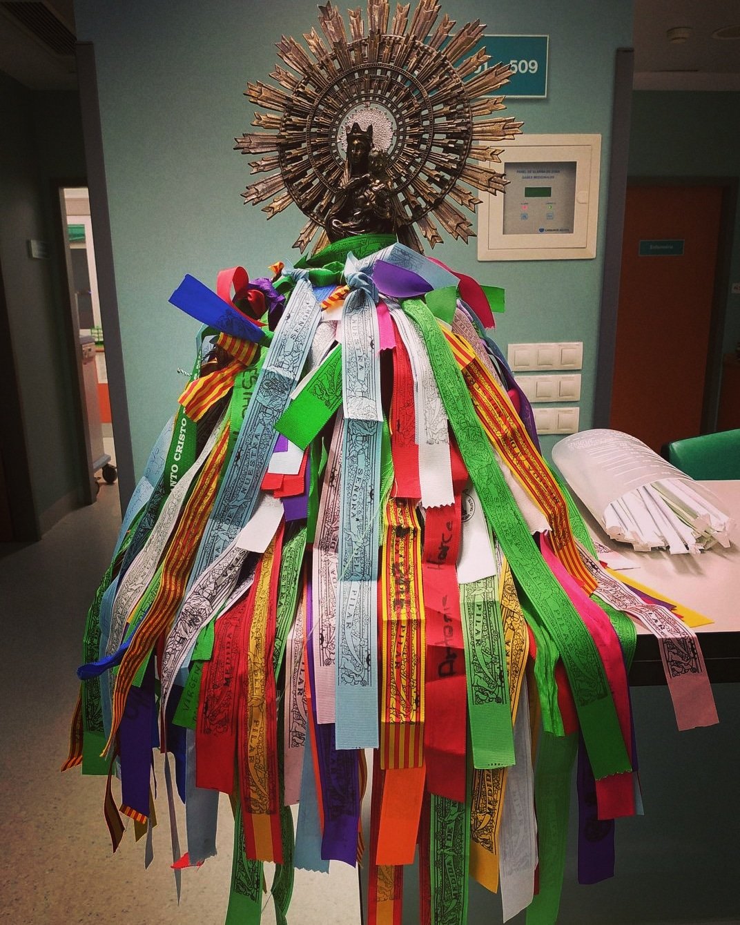 Ofrenda Virgen del Pilar on X: Precioso manto hecho con cintas de la  medida de la Virgen del Pilar con los mejores deseos de muchas personas  hacia sus seres queridos, en la
