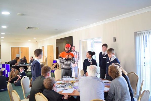 wordsoverweapon's tweet photo. Thank you to @Hbbc_children for inviting us to meet some of the lovely young people from Hinckley. Had some amazing dialogue around the culture of knife crime affecting our youth! #ChooseWordsOverWeapons #KnifeFree https://t.co/clG28NRnSq