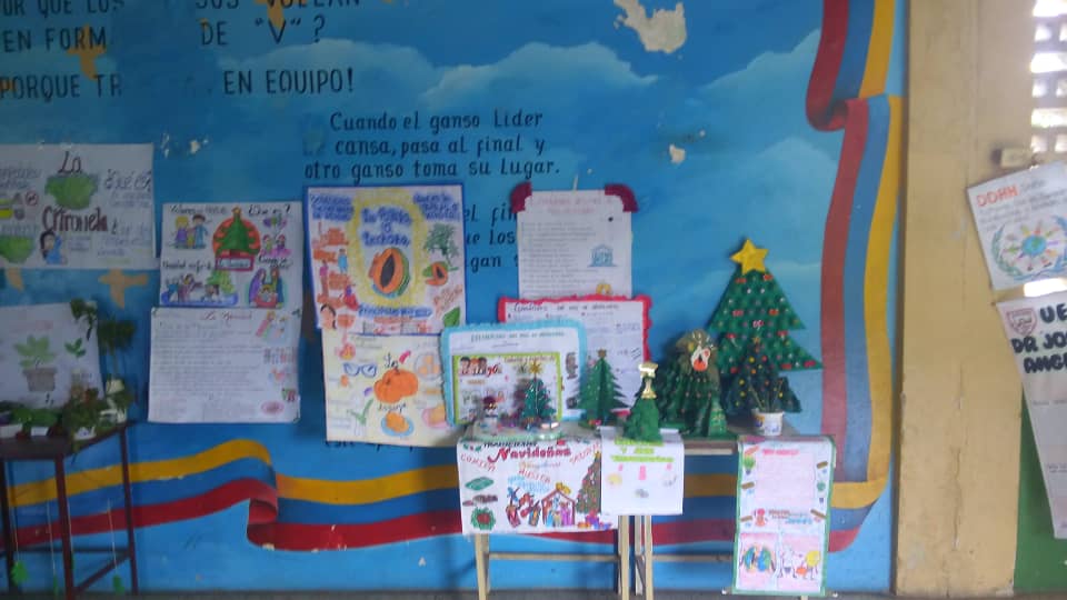 NohemiR5665's tweet photo. #Caroni  Cierre de Proyectos Parrandones Muestra de PTMS Actos Culturales en la UEB Dr José Angel Ruiz @NicolasMaduro @psuvaristobulo  @MPPEDUCACION @sheieduc @RosangelaOrozco @gtorodelara @JauaMiranda @SaIaBolivar https://t.co/75sfNuPQm8