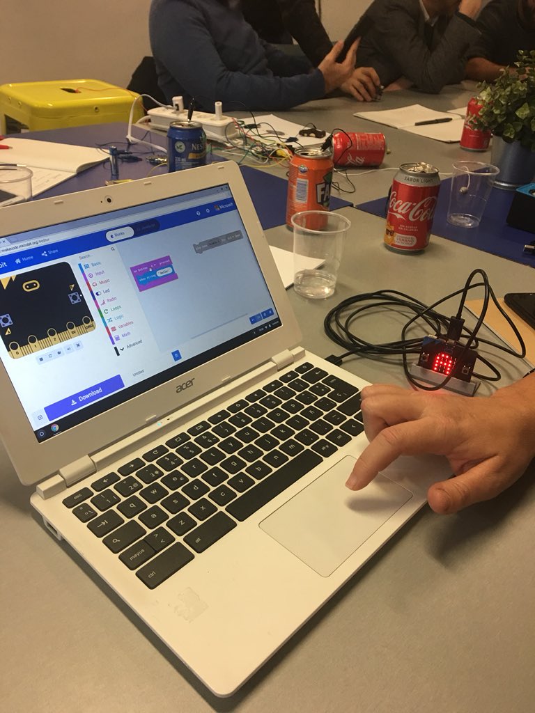 Jesus_Esteve's tweet photo. Sesión de hardware y software creativo en @AlohaHoala. Trasteando con #microbit la microcomputadora para empezar a programa. 😉 https://t.co/5oVXUTxZdy