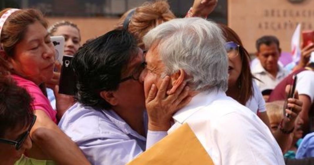 rycmedios's tweet photo. Estas son las poderosas mujeres que acompañarán a AMLO durante su sexenio    https://t.co/P4F2x3tfSq https://t.co/D33dWjxqcV