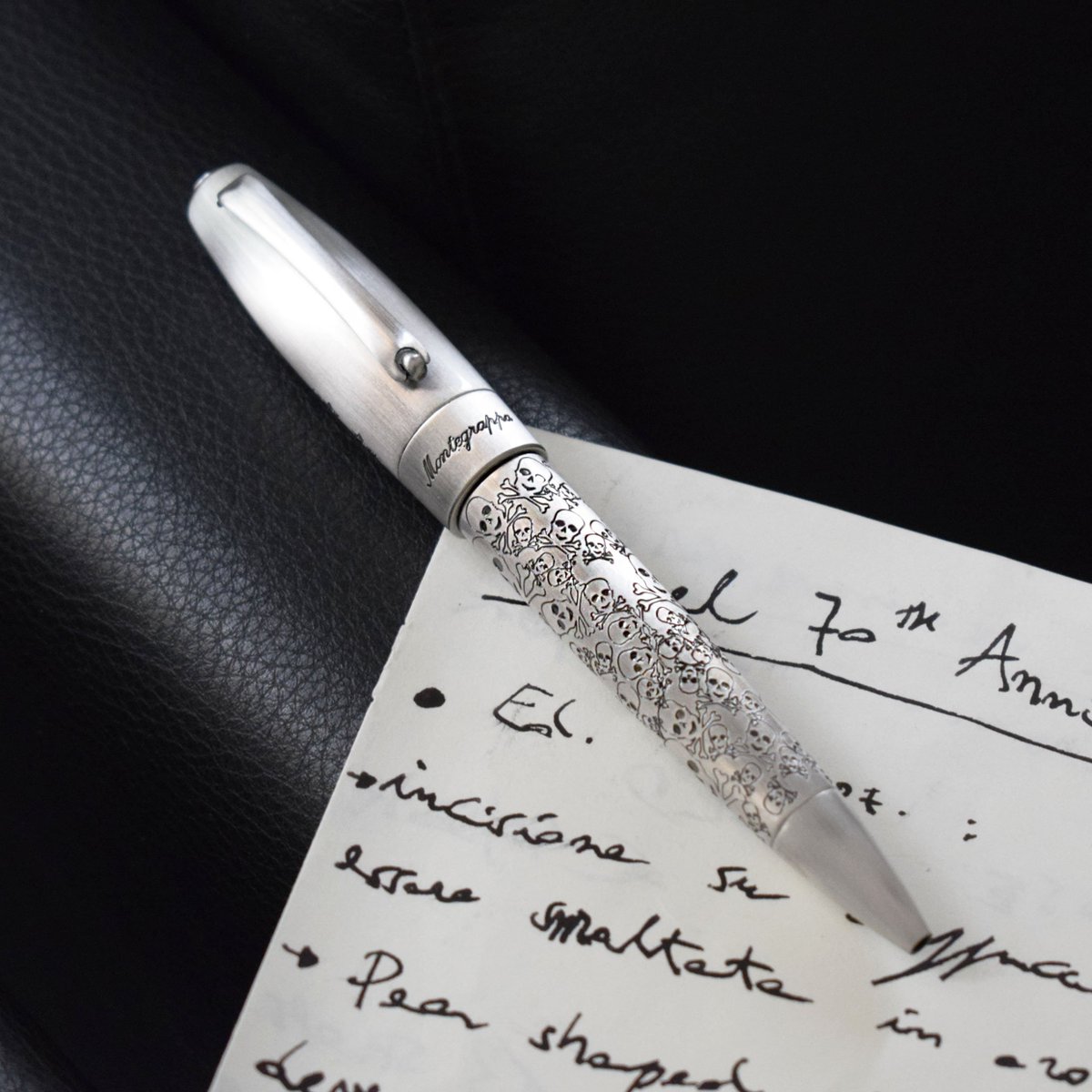Bring a smile to your script with the teasingly tongue-in-cheek image of a grinning skull, used as a decorative pattern on the Merry Skull pen.
Satin silver or natural copper: which version is destined for your pocket?
bit.ly/Montegrappa_Me…