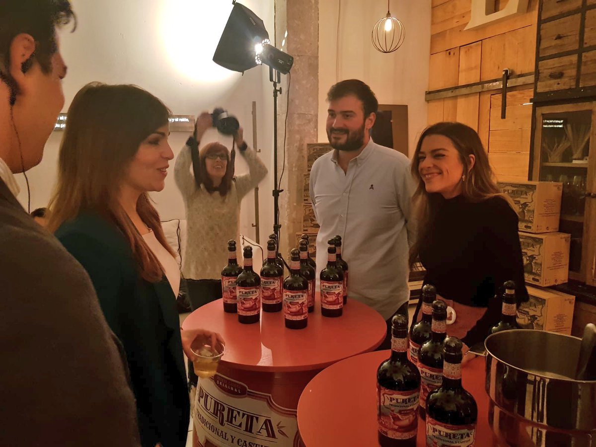 Rebeca_Murcia's tweet photo. No os podéis perder la ‘Feria del Vermut’ en #Loft113
4 bodegas murcianas son las encargadas de acercarnos al suculento mundo del vermut.
🍸🍹
Afrutados, cítricos, dulces o + secos...anímate a probarlos🙂
Todo amenizado por @LauraUveMusic 🙌🏻 https://t.co/qbYzHRZcv8