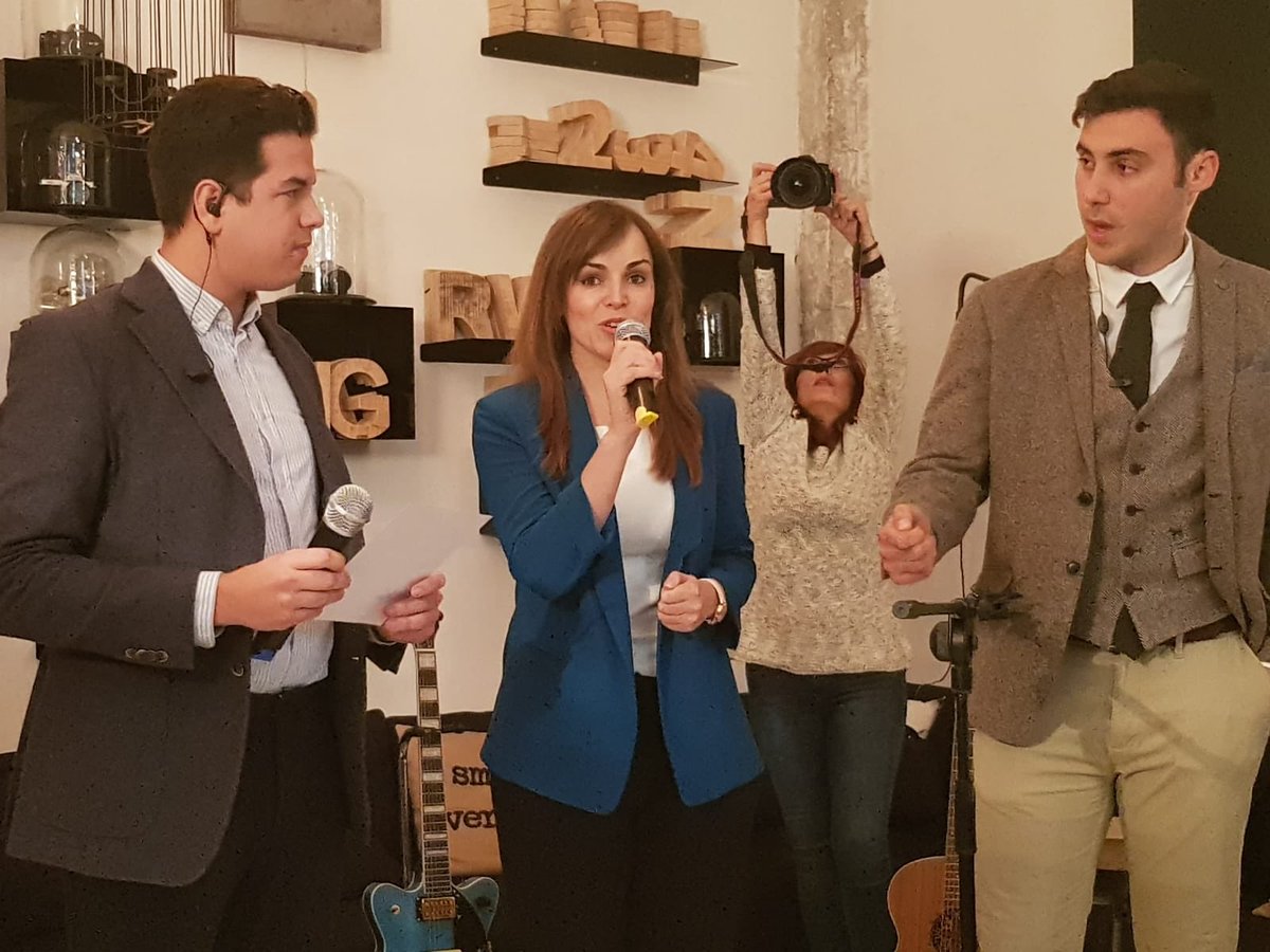 Rebeca_Murcia's tweet photo. No os podéis perder la ‘Feria del Vermut’ en #Loft113
4 bodegas murcianas son las encargadas de acercarnos al suculento mundo del vermut.
🍸🍹
Afrutados, cítricos, dulces o + secos...anímate a probarlos🙂
Todo amenizado por @LauraUveMusic 🙌🏻 https://t.co/qbYzHRZcv8