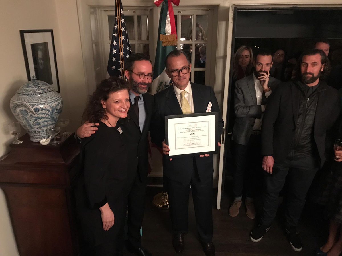 gomezpickering's tweet photo. Orgulloso de los enormes logros de @APEMNY en estos primeros 5 años en favor de la educación y el empoderamiento de la comunidad migrante de #NYC, agradecido por su cálida despedida al tiempo que termino mis funciones al frente de @ConsulMexNuy https://t.co/kRL3E2uwDi