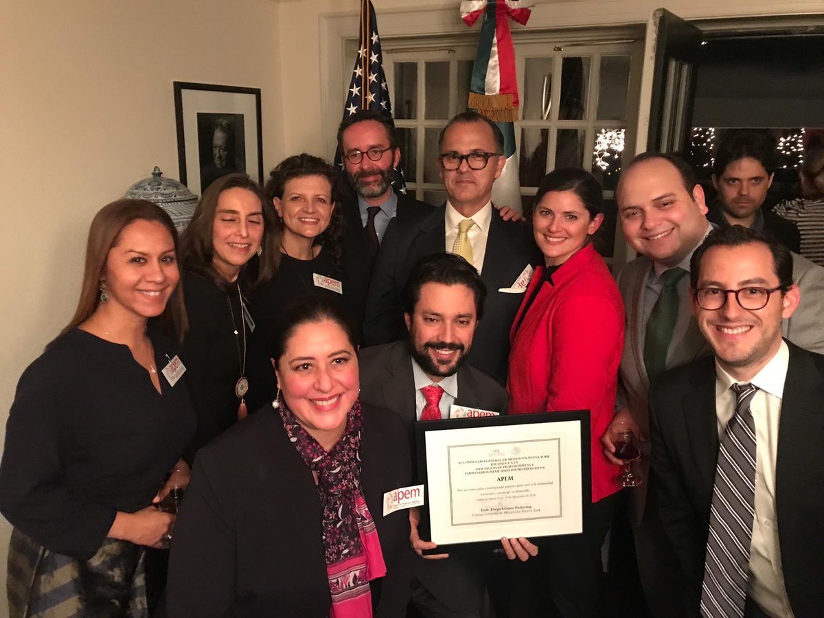 gomezpickering's tweet photo. Orgulloso de los enormes logros de @APEMNY en estos primeros 5 años en favor de la educación y el empoderamiento de la comunidad migrante de #NYC, agradecido por su cálida despedida al tiempo que termino mis funciones al frente de @ConsulMexNuy https://t.co/kRL3E2uwDi