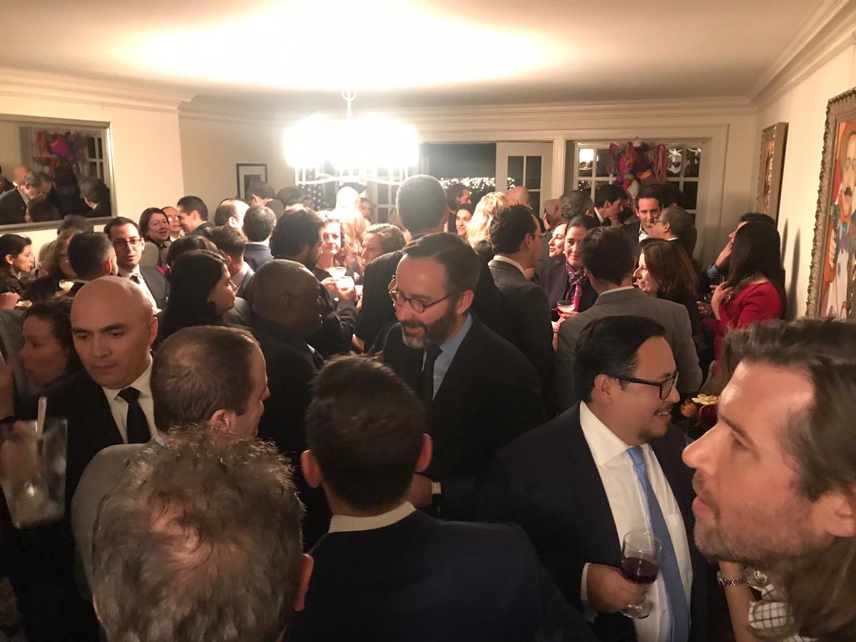 gomezpickering's tweet photo. Orgulloso de los enormes logros de @APEMNY en estos primeros 5 años en favor de la educación y el empoderamiento de la comunidad migrante de #NYC, agradecido por su cálida despedida al tiempo que termino mis funciones al frente de @ConsulMexNuy https://t.co/kRL3E2uwDi