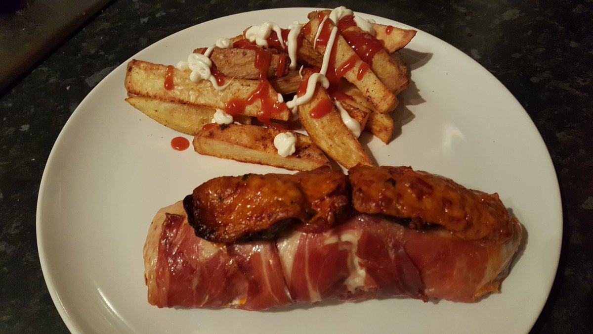 snazzle_pants's tweet photo. Chicken breast stuffed with @Geordiebanger hog roast pork sausage wrapped in parma ham topped with chorizo and cheese. Thanks to the guy on the stall at Stokesley market today for the idea. Didn't touch the sides! #topbangers https://t.co/DWF9vvwaZB