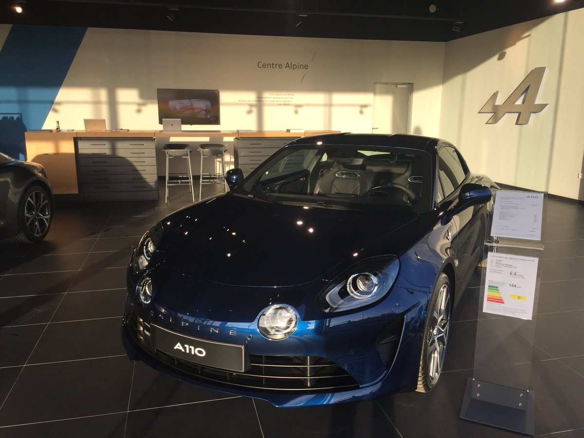 AnsquerSandra's tweet photo. Visite réseau au Centre #Alpine Lille aujourd’hui, sous le soleil ☀️ 
#AlpineCars
#AlpineA110
@erphelin https://t.co/PNOR74kXD6