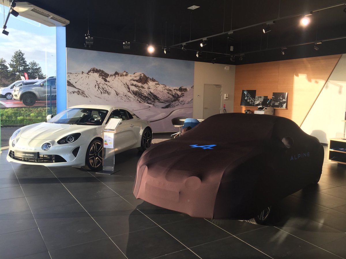 AnsquerSandra's tweet photo. Visite réseau au Centre #Alpine Lille aujourd’hui, sous le soleil ☀️ 
#AlpineCars
#AlpineA110
@erphelin https://t.co/PNOR74kXD6