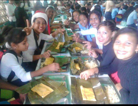 ALCALAREWE's tweet photo. ETAR Cumanagotos. Almuerzo Navideño Gracias al gobierno revolucionario /CNAE @karsanc @SaIaZESucre @psuvaristobulo https://t.co/BHAl3YqxOF