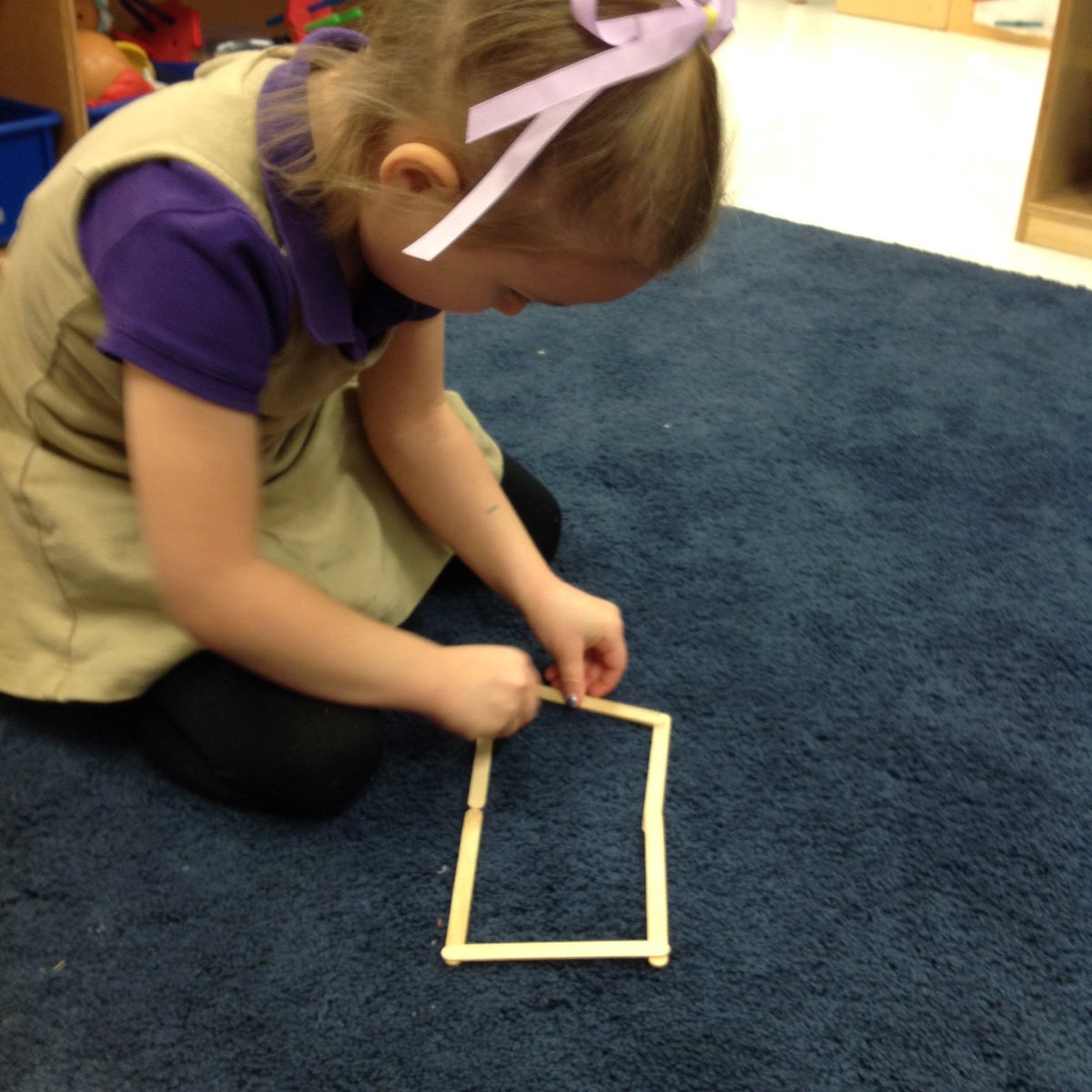 SarahFarmerPreK's tweet photo. One of my pre-k students manipulated the craft sticks to make a rectangle. She then stated, "rectangles have 4 corners!"   @JCPSEARLY @FarmerDragons https://t.co/7QtwKvG32E